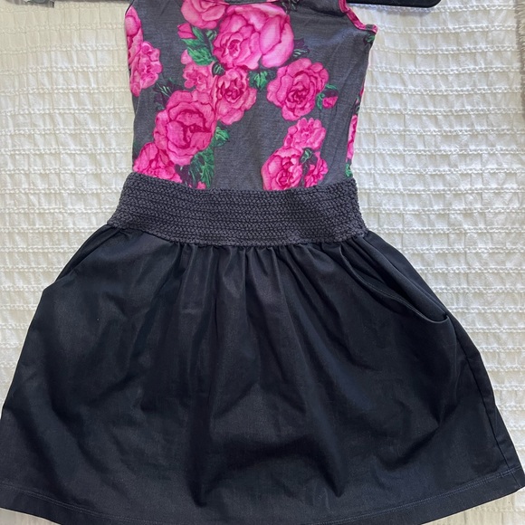 Adorable tank top mini dress with pockets! - Picture 3 of 5